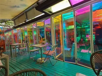 Vilken effekt har olika belysning på dikroiskt glas?